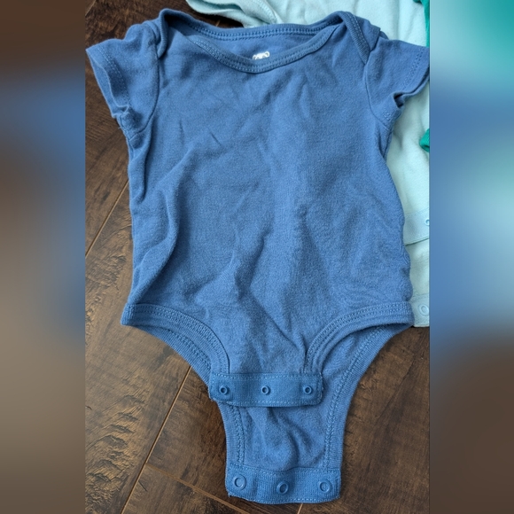 Bundle of 6 onesies - Picture 5 of 9